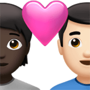 🧑🏿‍❤️‍👨🏻 Emoji Liebespaar: Person, Mannn, dunkle Hautfarbe, helle Hautfarbe Apple iOS 17.4.
