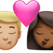 Emoji 👨🏼‍❤️‍💋‍👩🏾 Bacio Tra Coppia - Uomo: Carnagione Abbastanza Chiara, Donna: Carnagione Abbastanza Scura su Apple iOS 17.4.