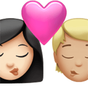 sich küssendes Paar: Frau, Person, helle Hautfarbe, mittelhelle Hautfarbe Apple iOS 17.4.