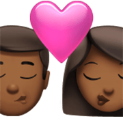 👨🏾‍❤️‍💋‍👩🏾 Emoji Beso - Hombre: Tono De Piel Oscuro Medio, Mujer: Tono De Piel Oscuro Medio en Apple iOS 17.4.