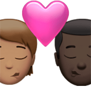 Emoji 🧑🏽‍❤️‍💋‍👨🏿 Bacio Tra Coppia: persona, uomo, Carnagione Olivastra, Carnagione Scura su Apple iOS 17.4.