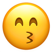 😙 Emoji Cara Besando Con Ojos Sonrientes en Apple iOS 17.4.