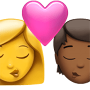 👩‍❤️‍💋‍🧑🏾 Emoji sich küssendes Paar: Frau, Person, Kein Hautton, mitteldunkle Hautfarbe Apple iOS 17.4.