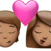 Emoji 🧑🏽‍❤️‍💋‍👩🏽 Bacio Tra Coppia: persona, Donna, Carnagione Olivastra su Apple iOS 17.4.
