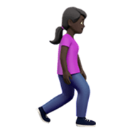Emoji 🚶🏿‍♀️‍➡️ Donna che cammina di fronte a destra: Il tono della pelle scura su Apple iOS 17.4.