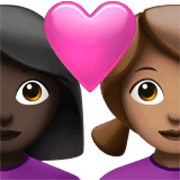 Couple Avec Cœur - Femme: Peau Foncée, Femme: Peau Légèrement Mate Apple iOS 17.4.
