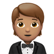 🤵🏽 Emoji Pessoa De Smoking: Pele Morena na Apple iOS 17.4.
