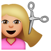 💇🏼 Emoji Persona Cortándose El Pelo: Tono De Piel Claro Medio en Apple iOS 8.3.