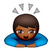 🙇🏾 Emoji Persona Haciendo Una Reverencia: Tono De Piel Oscuro Medio en Apple iOS 8.3.