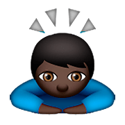 🙇🏿 Emoji Pessoa Fazendo Reverência: Pele Escura na Apple iOS 8.3.