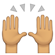 Emoji 🙌🏽 Mani Alzate: Carnagione Olivastra su Apple iOS 8.3.