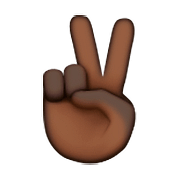 ✌🏿 Emoji Mano Con Señal De Victoria: Tono De Piel Oscuro en Apple iOS 9.0.