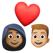 👩🏾‍❤️‍👨🏼 Emoji sich küssendes Paar - Frau: mitteldunkle Hautfarbe, Mann: mittelhelle Hautfarbe Facebook 13.1.