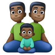 👨🏿‍👨🏿‍👦🏿 Emoji Família - Homem, Homem, Menino: Pele Escura na Facebook 13.1.