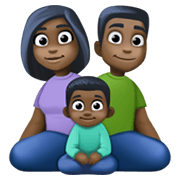 Emoji 👨🏿‍👩🏿‍👦🏿 Famiglia - Uomo, Donna, Bambino: Carnagione Scura su Facebook 13.1.
