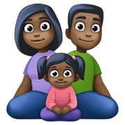 👨🏿‍👩🏿‍👧🏿 Emoji Familie - Mann, Frau, Mädchen: dunkle Hautfarbe Facebook 13.1.