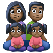 👨🏿‍👩🏿‍👧🏿‍👧🏿 Emoji Família - Homem, Mulher, Menina, Menina: Pele Escura na Facebook 13.1.