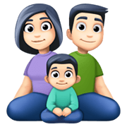 👨🏻‍👩🏻‍👦🏻 Emoji Familie - Mann, Frau, Junge: helle Hautfarbe Facebook 13.1.