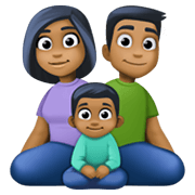 Emoji 👨🏾‍👩🏾‍👦🏾 Famiglia - Uomo, Donna, Bambino: Carnagione Abbastanza Scura su Facebook 13.1.