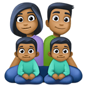 👨🏾‍👩🏾‍👦🏾‍👦🏾 Emoji Familie - Mann, Frau, Junge, Junge: mitteldunkle Hautfarbe Facebook 13.1.