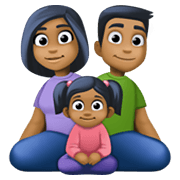 👨🏾‍👩🏾‍👧🏾 Emoji Familia - Hombre, Mujer, Niña: Tono De Piel Oscuro Medio en Facebook 13.1.