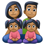 👨🏾‍👩🏾‍👧🏾‍👧🏾 Emoji Familie - Mann, Frau, Mädchen, Mädchen: mitteldunkle Hautfarbe Facebook 13.1.