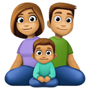Emoji 👨🏽‍👩🏽‍👦🏽 Famiglia - Uomo, Donna, Bambino: Carnagione Olivastra su Facebook 13.1.