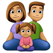Emoji 👨🏽‍👩🏽‍👧🏽 Famiglia - Uomo, Donna, Bambina: Carnagione Olivastra su Facebook 13.1.