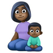👩🏿‍👦🏿 Emoji Familie - Frau, Junge: dunkle Hautfarbe Facebook 13.1.