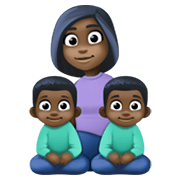 👩🏿‍👦🏿‍👦🏿 Emoji Familia - Mujer, Niño, Niño: Tono De Piel Oscuro en Facebook 13.1.