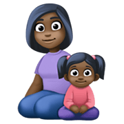 👩🏿‍👧🏿 Emoji Familie - Frau, Mädchen: dunkle Hautfarbe Facebook 13.1.