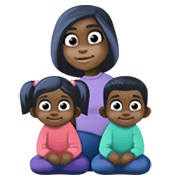 👩🏿‍👧🏿‍👦🏿 Emoji Familie - Frau, Mädchen, Junge: dunkle Hautfarbe Facebook 13.1.