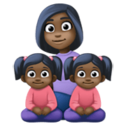 Emoji 👩🏿‍👧🏿‍👧🏿 Famiglia - Donna, Bambina, Bambina: Carnagione Scura su Facebook 13.1.