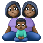 Emoji 👩🏿‍👩🏿‍👦🏿 Famiglia - Donna, Donna, Bambino: Carnagione Scura su Facebook 13.1.