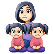 👩🏻‍👧🏻‍👧🏻 Emoji Familie - Frau, Mädchen, Mädchen: helle Hautfarbe Facebook 13.1.