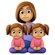 👩🏽‍👧🏽‍👧🏽 Emoji Familie - Frau, Mädchen, Mädchen: mittlere Hautfarbe Facebook 13.1.