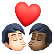 👨🏻‍❤️‍💋‍👨🏿 Emoji sich küssendes Paar - Mann: helle Hautfarbe, Mann: dunkle Hautfarbe Facebook 13.1.
