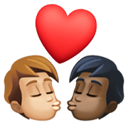 👨🏼‍❤️‍💋‍👨🏿 Emoji sich küssendes Paar - Mann: mittelhelle Hautfarbe, Mann: dunkle Hautfarbe Facebook 13.1.