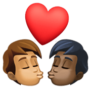 🧑🏽‍❤️‍💋‍🧑🏿 Emoji sich küssendes Paar: Person, Person, mittlere Hautfarbe, dunkle Hautfarbe Facebook 13.1.