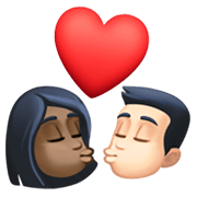 👩🏿‍❤️‍💋‍👨🏻 Emoji sich küssendes Paar - Frau: dunkle Hautfarbe, Mann: helle Hautfarbe Facebook 13.1.