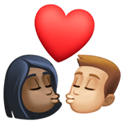 👩🏿‍❤️‍💋‍👨🏼 Emoji sich küssendes Paar - Frau: dunkle Hautfarbe, Mann: mittelhelle Hautfarbe Facebook 13.1.