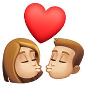 👩🏼‍❤️‍💋‍👨🏼 Emoji sich küssendes Paar - Frau: mittelhelle Hautfarbe, Mann: mittelhelle Hautfarbe Facebook 13.1.