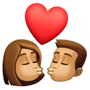 👩🏽‍❤️‍💋‍👨🏽 Emoji sich küssendes Paar - Frau: mittlere Hautfarbe, Mann: mittlere Hautfarbe Facebook 13.1.