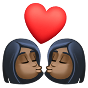 👩🏿‍❤️‍💋‍👩🏿 Emoji sich küssendes Paar - Frau, Frau: dunkle Hautfarbe, dunkle Hautfarbe Facebook 13.1.