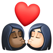 👩🏿‍❤️‍💋‍👩🏻 Emoji sich küssendes Paar - Frau: dunkle Hautfarbe, Frau: helle Hautfarbe Facebook 13.1.