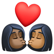 👩🏿‍❤️‍💋‍👩🏾 Emoji sich küssendes Paar - Frau: dunkle Hautfarbe, Frau: mitteldunkle Hautfarbe Facebook 13.1.