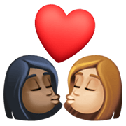 👩🏿‍❤️‍💋‍👩🏼 Emoji sich küssendes Paar - Frau: dunkle Hautfarbe, Frau: mittelhelle Hautfarbe Facebook 13.1.