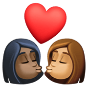 👩🏿‍❤️‍💋‍👩🏽 Emoji sich küssendes Paar - Frau: dunkle Hautfarbe, Frau: mittlere Hautfarbe Facebook 13.1.