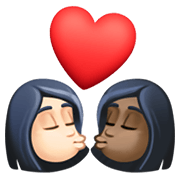 👩🏻‍❤️‍💋‍👩🏿 Emoji sich küssendes Paar - Frau, Frau: helle Hautfarbe, dunkle Hautfarbe Facebook 13.1.