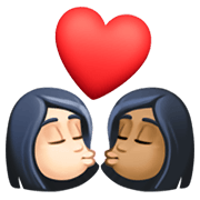 👩🏻‍❤️‍💋‍👩🏾 Emoji sich küssendes Paar - Frau: helle Hautfarbe, Frau: mitteldunkle Hautfarbe Facebook 13.1.